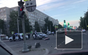На Купчинской улице "Мазда" на скорости протаранила дорожный знак