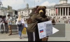 Доброе видео из Лондона: "Русский медведь" обнимал прохожих