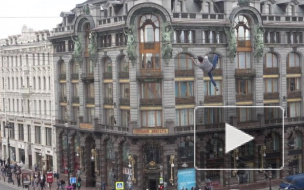 Видео петербургского руфера, пересекающего Невский проспект на высоте по проводам, заворожило горожан