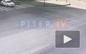 На перекрестке Доблести и Казакова машина перевернулась на крышу