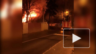 Видео: в Мурино ночью сгорел дом по шоссе Лаврики