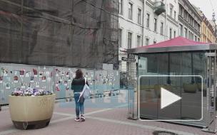 В Петербурге рядом со стеной памяти медикам смонтировали несколько летних кафе