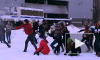 Петербург: игра в снежки на фоне автозака