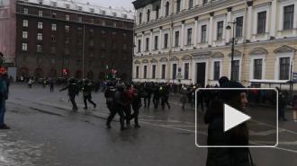 Видео: на Пионерской площади снова задерживают участников несанкционированного протеста