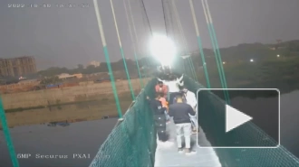 В Сети появилось видео момента крушения моста в Индии