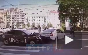 Видео: петербуржцу на самокате удалось избежать аварии на Каменноостровском проспекте