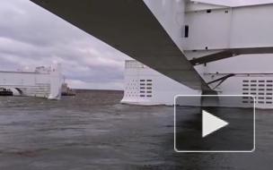 В Петербурге до конца рабочего дня закрыли затвор дамбы на техобслуживание