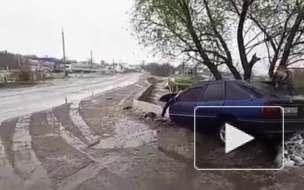 Жуткое видео из Украины: легковушка протаранила бордюр и лишилась капота
