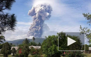 В Индонезии после ряда землетрясений и смертельного цунами начал извергаться вулкан