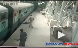 Видео: индийский полицейский спас пассажира, зацепившегося за движущийся вагон 