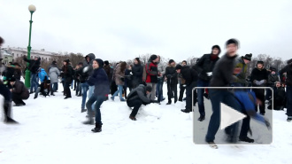 Снежная битва на Марсовом поле в Петербурге