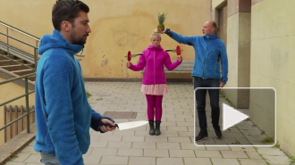Хит YouTube: ловкая блондинка ловит ножи ракетками для пинг-понга