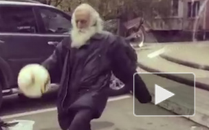 Бездомный фанат дядя Миша из Краснодара получил полмиллиона рублей на строительство дома