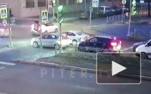 Видео: троллейбус протаранил авто на Кантемировской улице