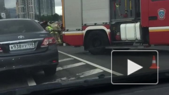 Видео: в Петербурге два автомобиля столкнулись на Октябрьской набережной