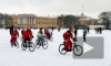 Велопробег Дедов Морозов со Снегурочками, несмотря на запрет, финишировал на Дворцовой площади