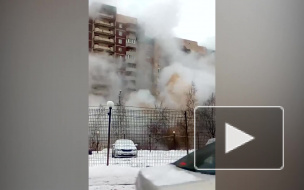 Фонтан кипятка на Шуваловском повредил шесть машин и 10 квартир