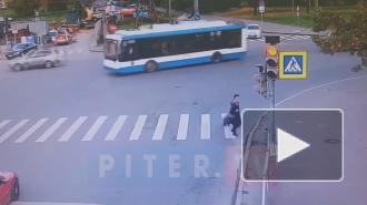 Видео: грузовик столкнулся с легковушкой на Бассейной улице