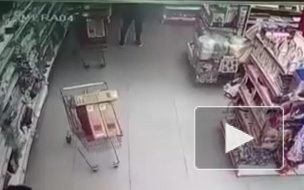 Видео: В Башкирии покупатели ТЦ устроили потасовку из-за телевизоров 