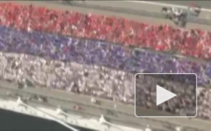 Во флешмобе, изображающем живой флаг России, участвовало почти 27 тыс. человек 