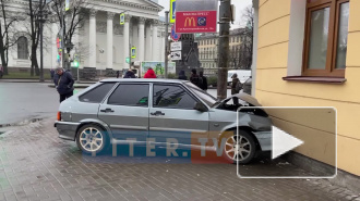 В Адмиралтейском районе "Лада" влетела в угол дома: есть пострадавшие 