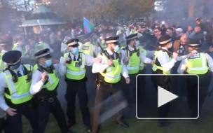 В Лондоне протестующие против COVID-ограничений напали на полицейских