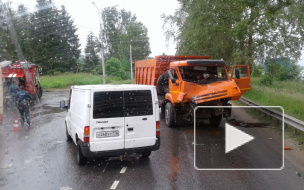 Появилось видео из Петербурга: фура протаранила автобус с пассажирами