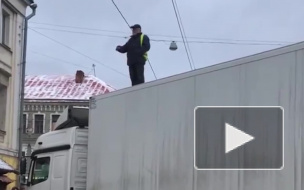 Видео из Москвы: Водитель фуры перекрыл Бауманскую из-за долгов