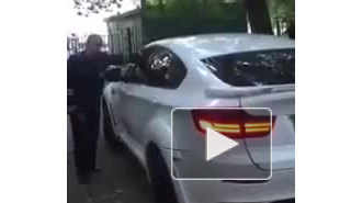 Сотрудник ДПС в Москве не смог разбить стекло бронированного BMW X6 