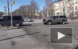 В Выборге начали ремонтировать дороги горячим асфальтом 