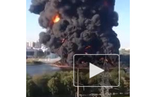 В Москве с ожогами госпитализированы жертвы пожара на Москве-реке, в их числе ребенок 