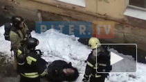 Видео: в пожаре на Рузовской улице спасли мужчину