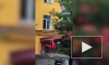 Пьяный россиянин упал с козырька балкона и попал на видео