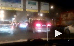 Очевидец снял горящую фуру на МКАДе в Москве