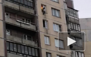 Видео: на Ленской улице мальчика спасли из квартиры с мертвым отцом 