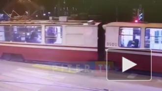 На перекрестке улиц Академической и Комсомольской трамвай зацепил каршеринг