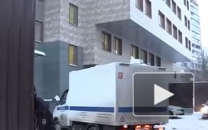 Навального доставили в Бабушкинский суд, где будет рассматриваться дело о клевете