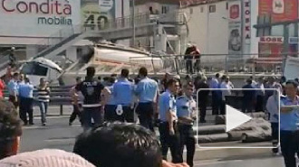 В Стамбуле грузовик снес надземный переход, погибли люди