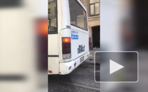 Видео: на Старо-Петергофском проспекте столкнулись две маршрутки, есть пострадавшие 