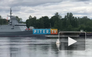 Петербуржцы заметили МРК "Ураган" на Неве, который примет участие в праздновании Дня ВМФ