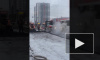 Видео: на Ириновском проспекте поверх снега кладут асфальт