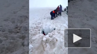 Видео: на Эльбрусе спасли петербуржца, провалившегося в ледяную расщелину