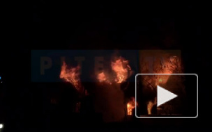 Видео: в поселке Песочный почти 3 часа тушили пожар в частном доме