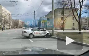 Таксист влетел в столб на проспекте Непокоренных