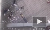 Москвич выбросил из окна жилого дома мешок с деньгами после приезда сотрудников ФСБ, видео