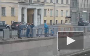 Видео: петербуржцы решили порыбачить в центре города