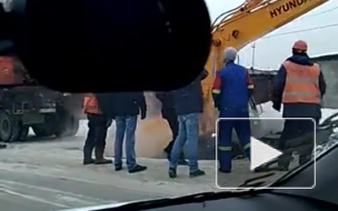 Видео из Бийска: Экскаватор провалился сквозь землю