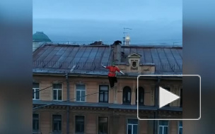 Канатоходец в костюме британского гвардейца прошелся между двух зданий в центре Петербурга