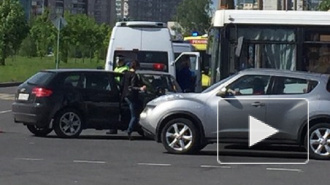 В ДТП на Богатырском пострадали три пассажира автобуса. Аварию спровоцировала девушка на Audi