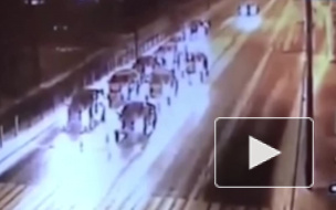 Видео из Москвы: Самосвал протаранил легковушки на светофоре и уехал